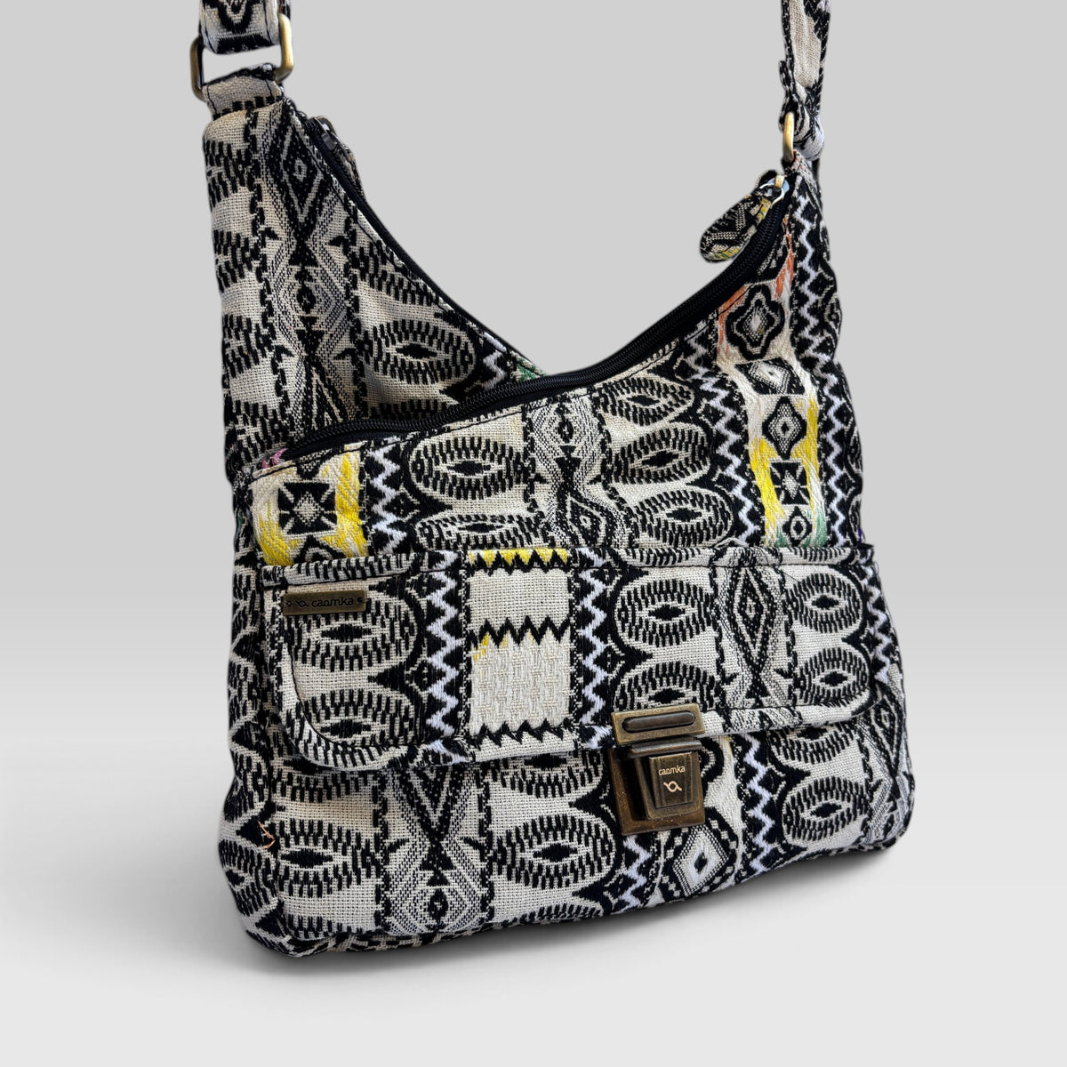 Bolso Bandolera Súper Caomka "Ethnic Black & White" · Pieza Única Núm. 19553