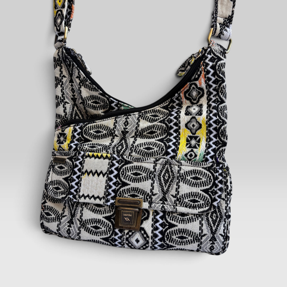 Bolso Bandolera Súper Caomka "Ethnic Black & White" · Pieza Única Núm. 19553