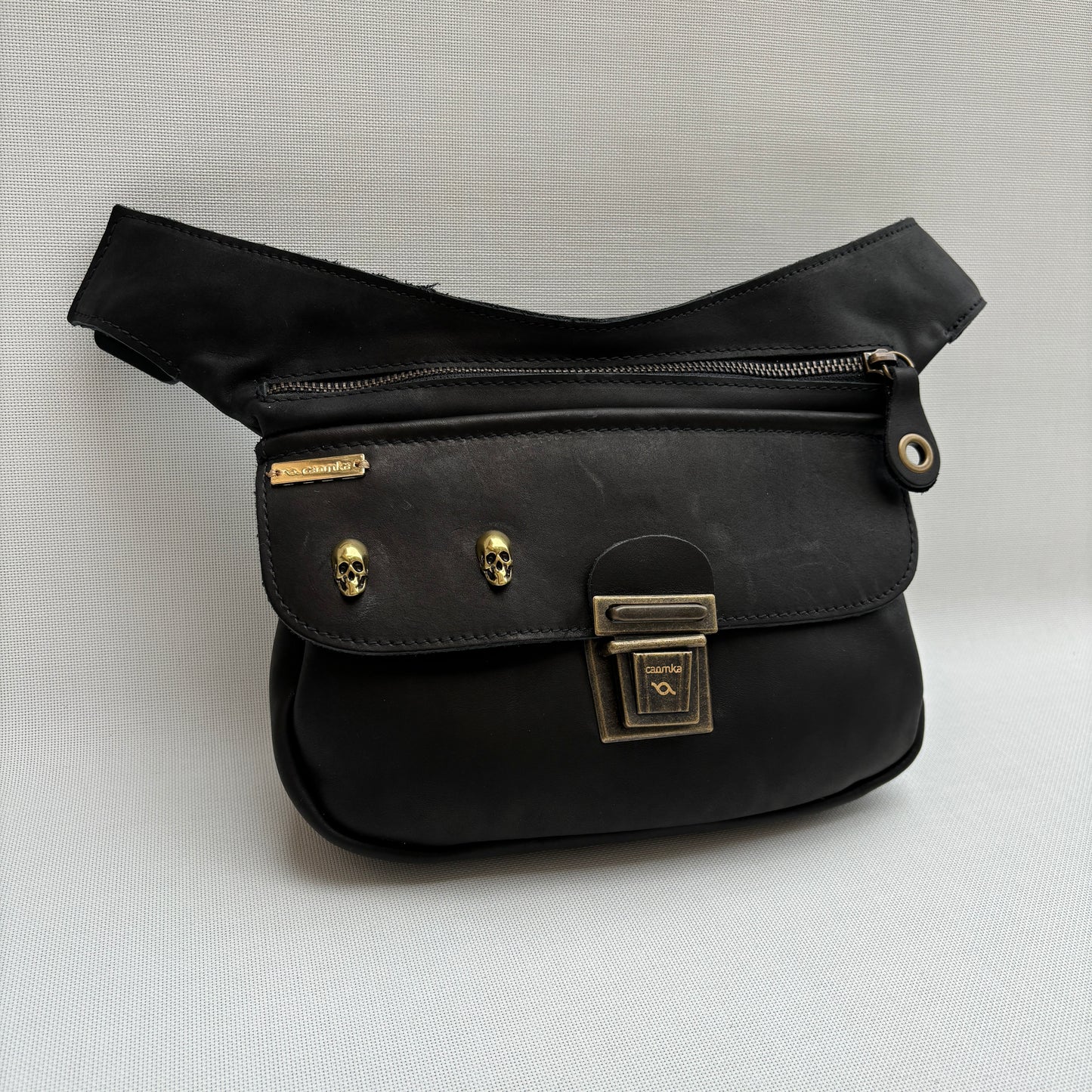 Premium Black Scary Skulls & Old Gold · Piel - Cuero · Pieza Única Núm. 16043