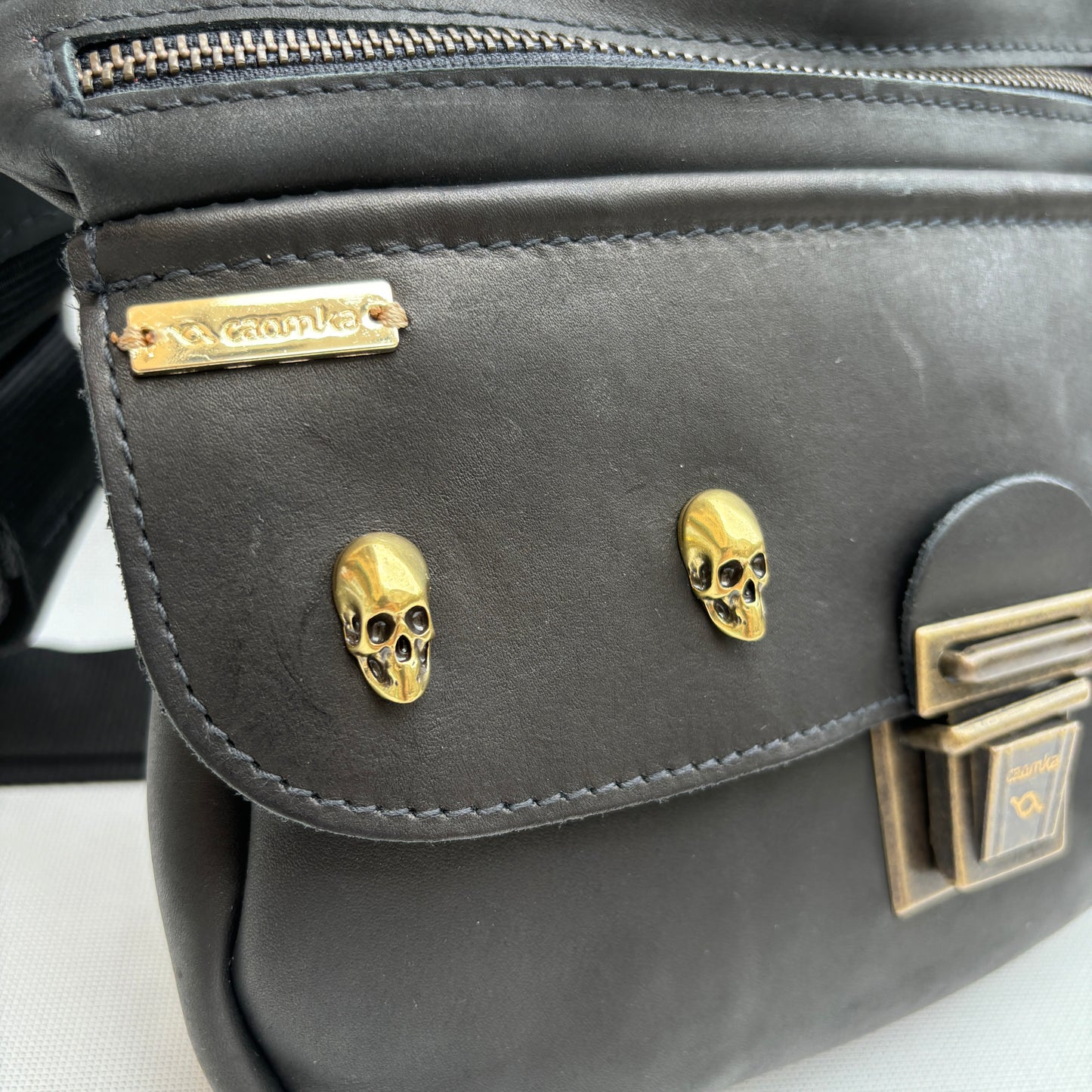 Premium Black Scary Skulls & Old Gold · Piel - Cuero · Pieza Única Núm. 16043
