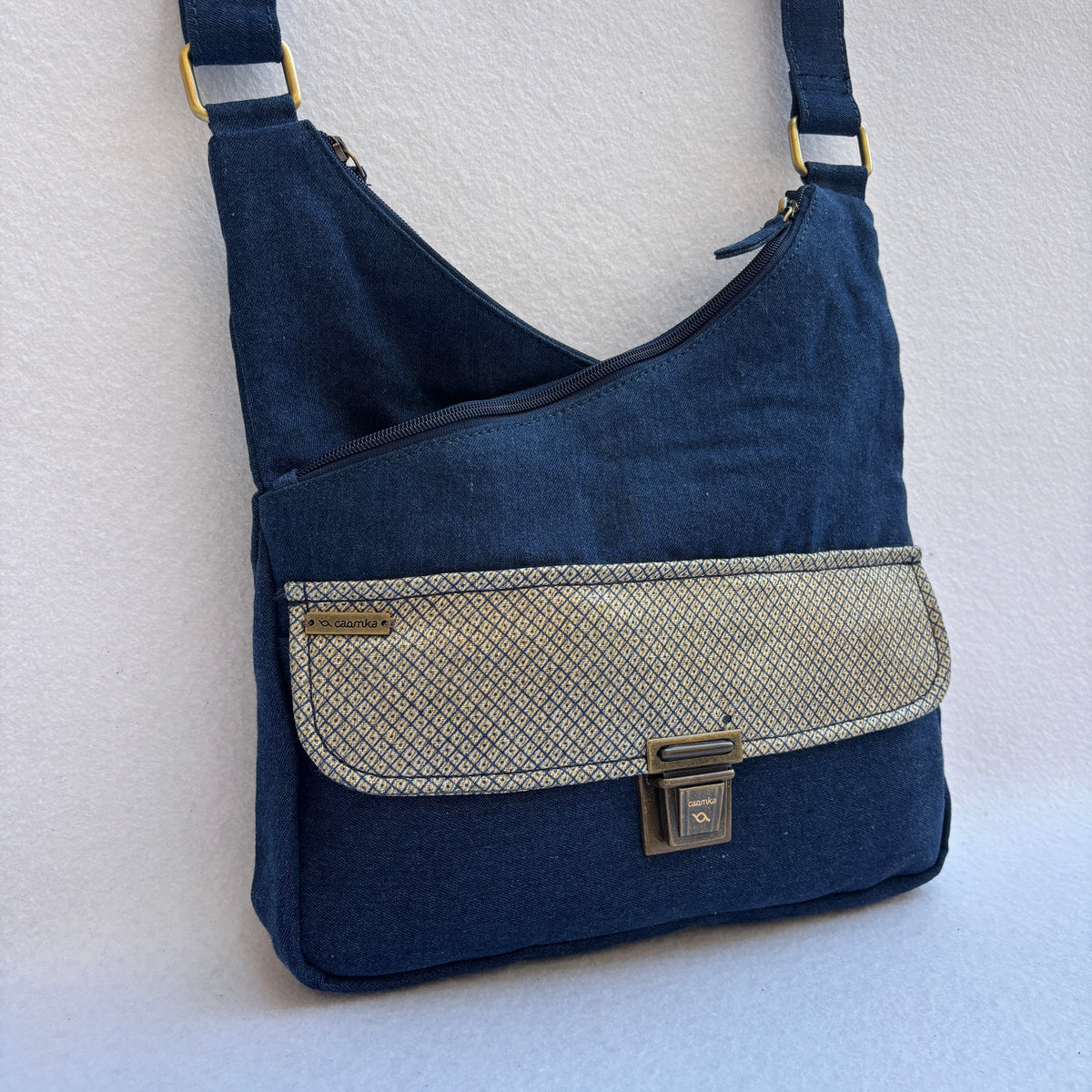 (TARA -20€) Bolso Bandolera Súper Caomka “Geometric Jeans” · Pieza Única Núm. 19631
