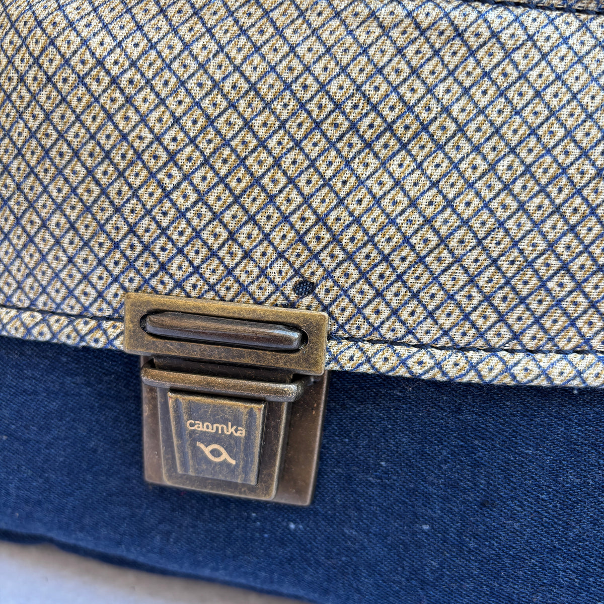 (TARA -20€) Bolso Bandolera Súper Caomka “Geometric Jeans” · Pieza Única Núm. 19631