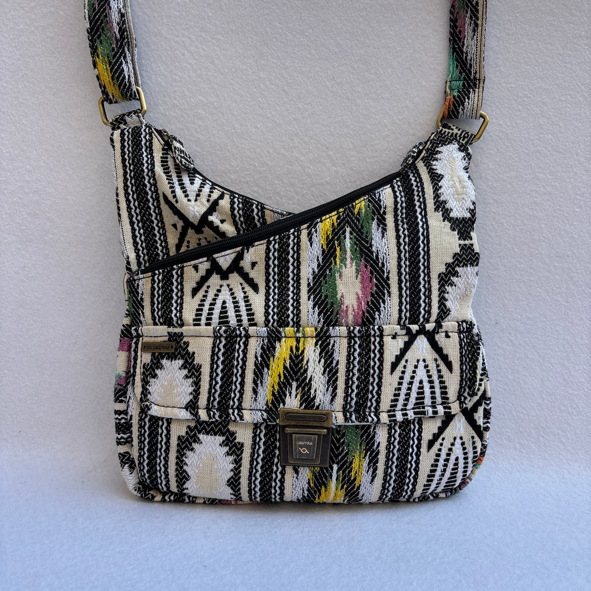 Bolso Bandolera Súper Caomka “Ethnic Black & Ivory Colors” · Pieza Única Núm. 19628