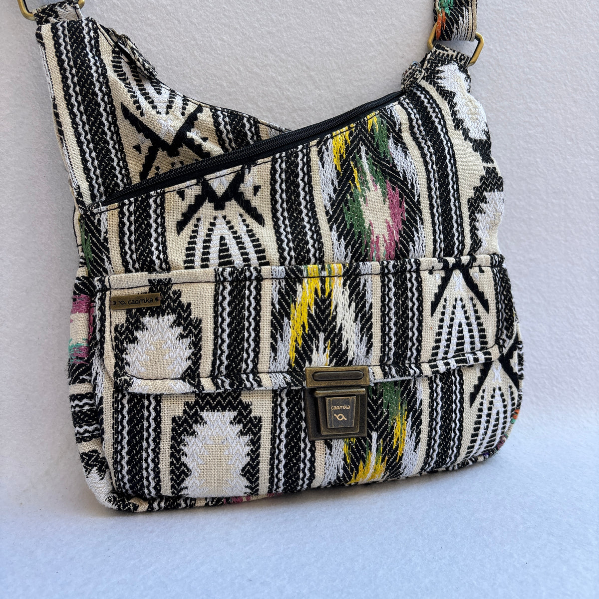 Bolso Bandolera Súper Caomka “Ethnic Black & Ivory Colors” · Pieza Única Núm. 19628