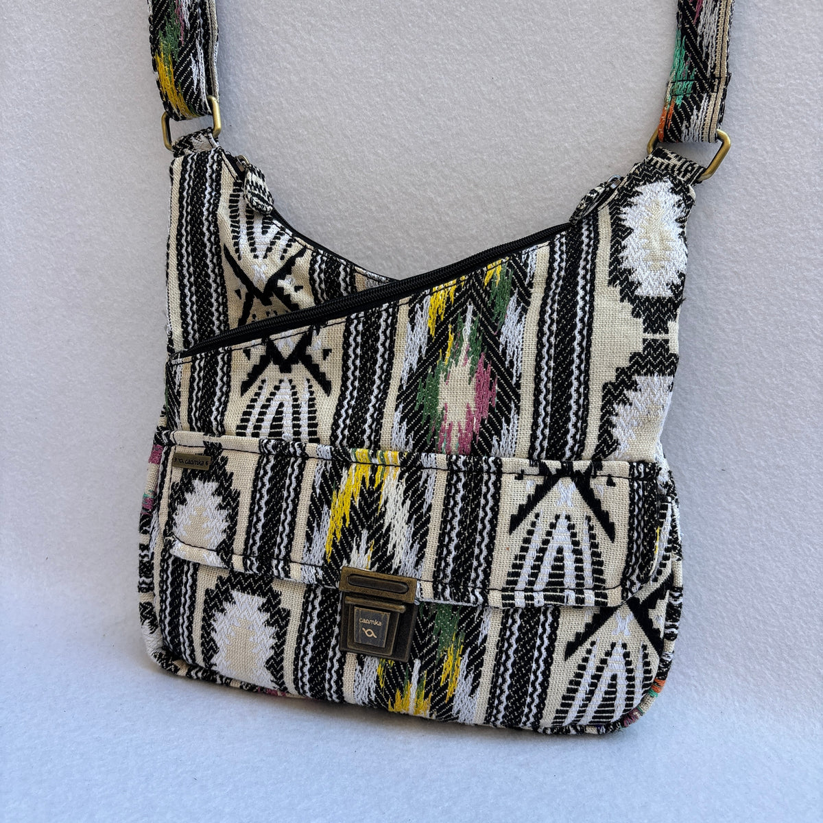 Bolso Bandolera Súper Caomka “Ethnic Black & Ivory Colors” · Pieza Única Núm. 19628