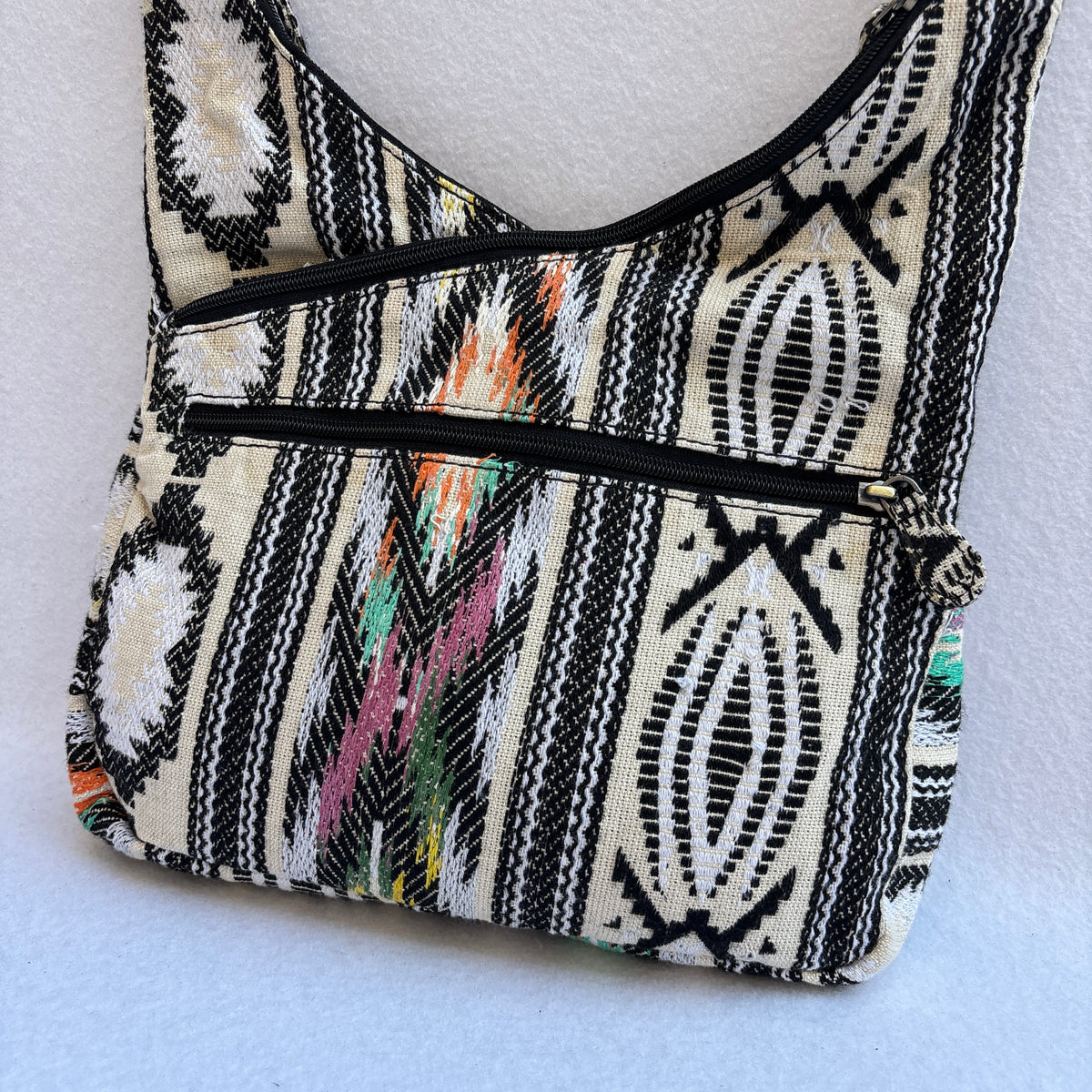 Bolso Bandolera Súper Caomka “Ethnic Black & Ivory Colors” · Pieza Única Núm. 19628