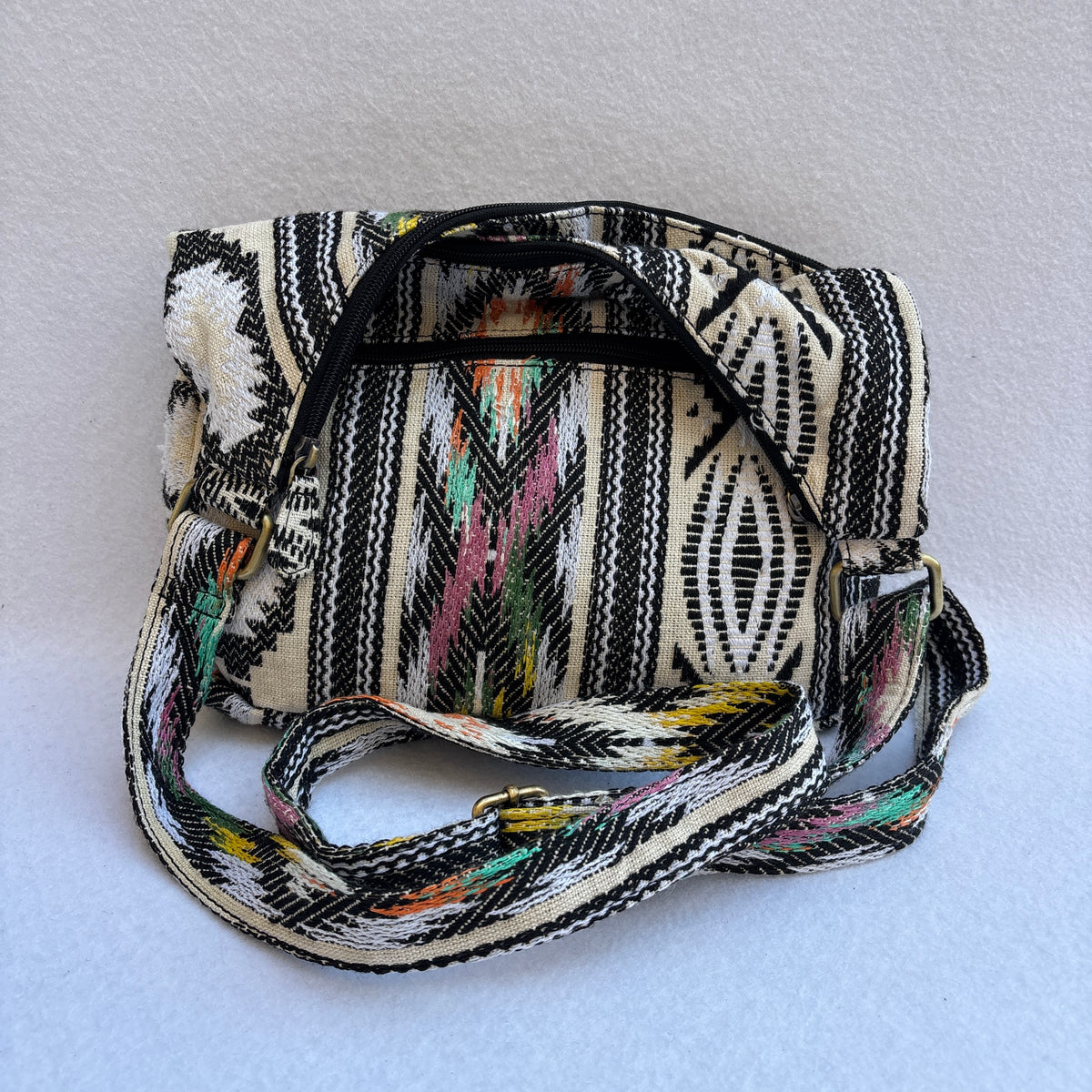 Bolso Bandolera Súper Caomka “Ethnic Black & Ivory Colors” · Pieza Única Núm. 19628