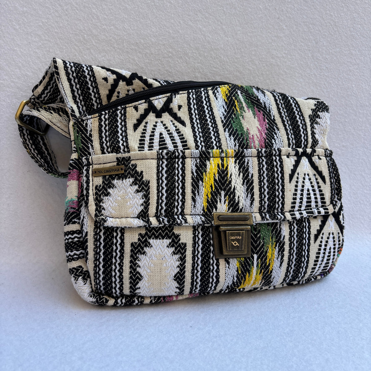 Bolso Bandolera Súper Caomka “Ethnic Black & Ivory Colors” · Pieza Única Núm. 19628