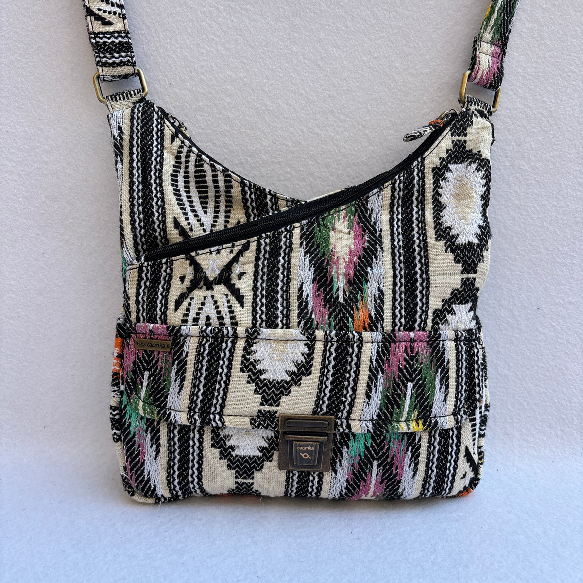 Bolso Bandolera Súper Caomka “Ethnic Black & Ivory” · Pieza Única Núm. 19626