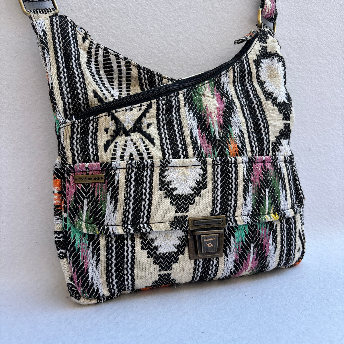 Bolso Bandolera Súper Caomka “Ethnic Black & Ivory” · Pieza Única Núm. 19626