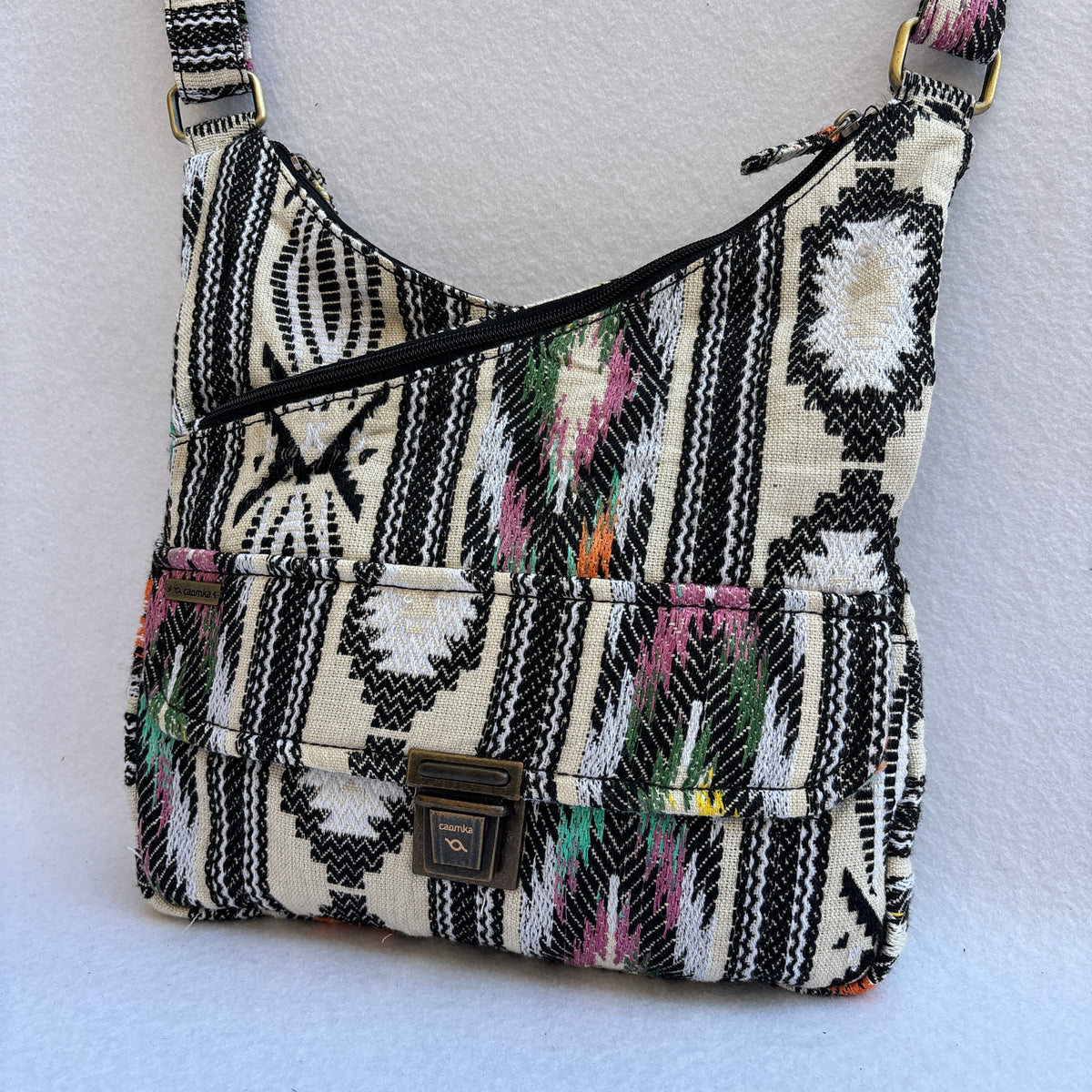 Bolso Bandolera Súper Caomka “Ethnic Black & Ivory” · Pieza Única Núm. 19626