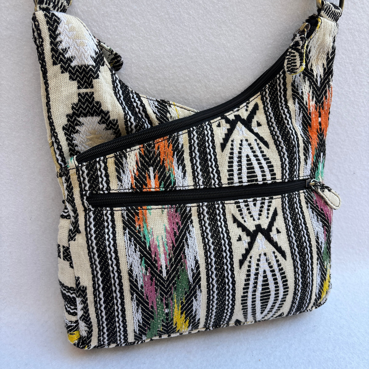 Bolso Bandolera Súper Caomka “Ethnic Black & Ivory” · Pieza Única Núm. 19626