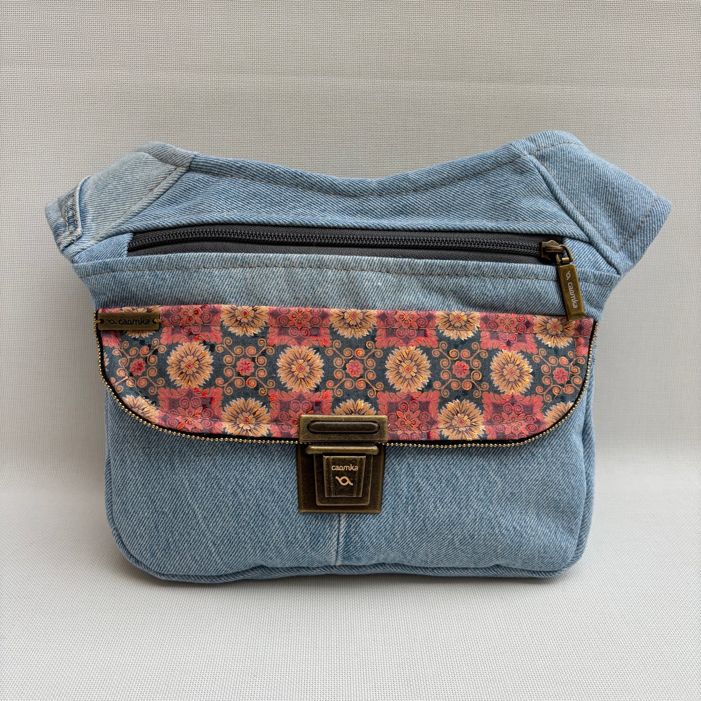 Riñonera "Special ♻️ Jeans Recycled ♻️ " + Bolsillo trasero con cremallera · Pieza Única Núm. 18939