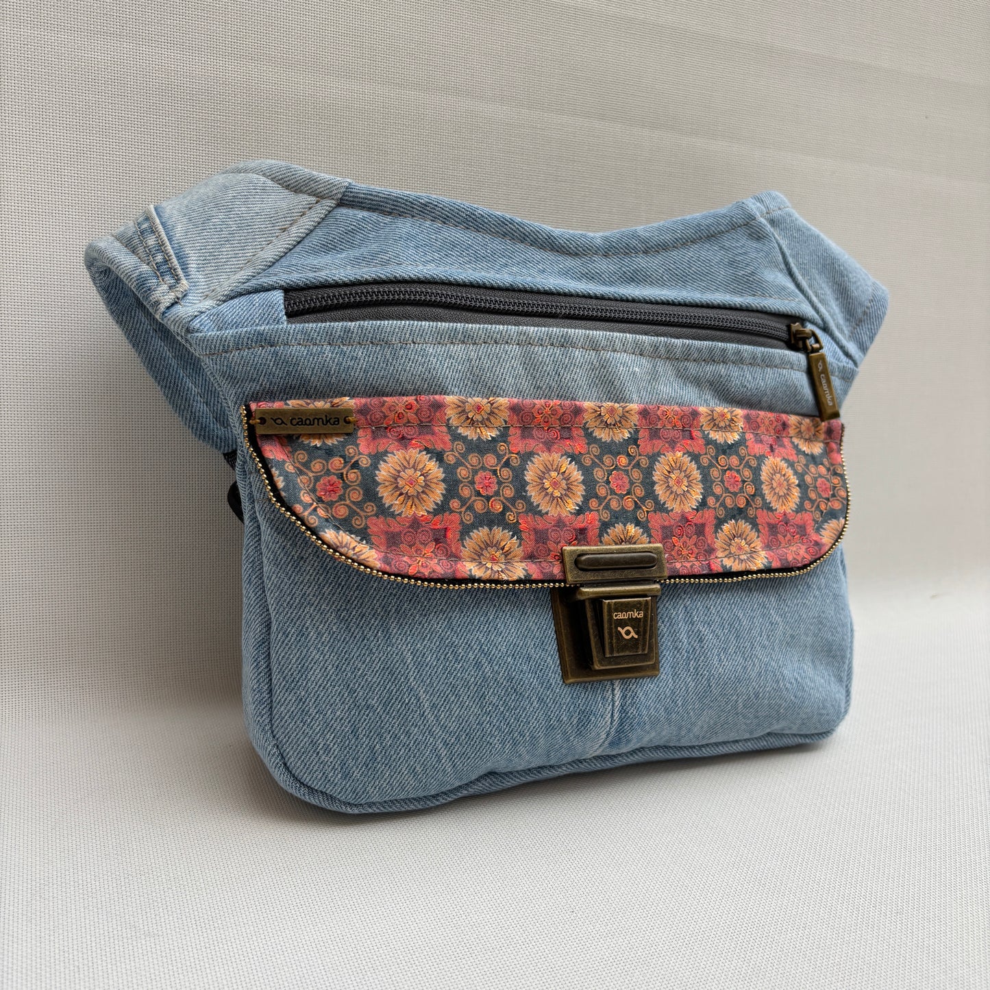 Riñonera "Special ♻️ Jeans Recycled ♻️ " + Bolsillo trasero con cremallera · Pieza Única Núm. 18939