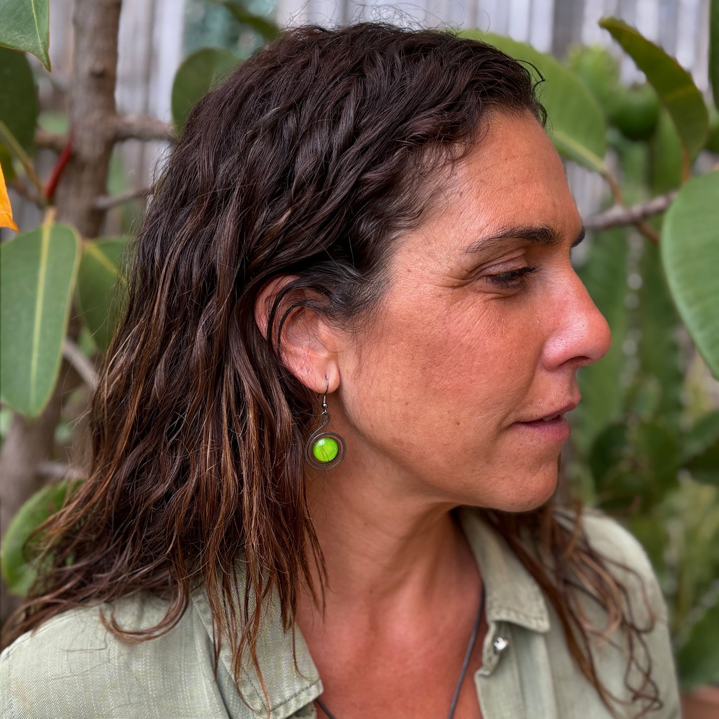 Pendientes "Caracol Lima" – Vidrio fundido y hierro forjado.