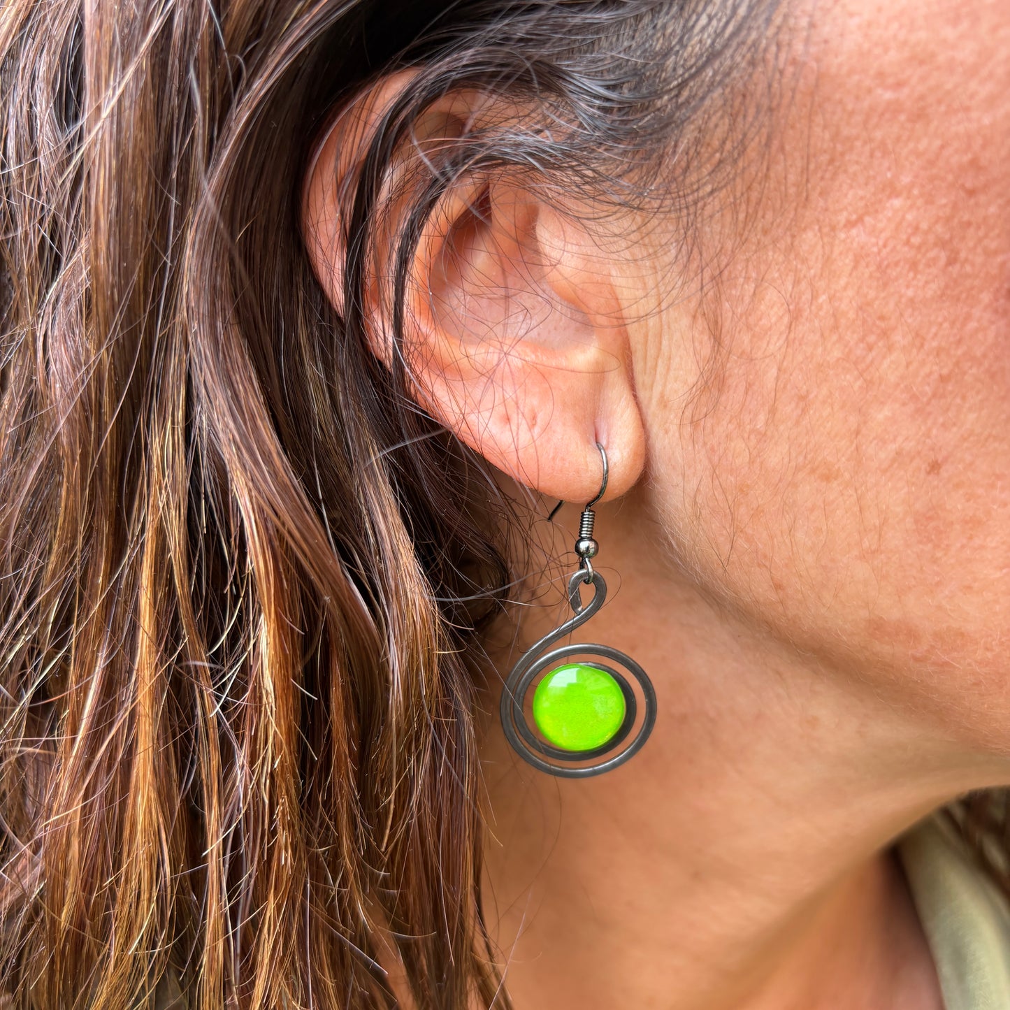 Pendientes "Caracol Lima" – Vidrio fundido y hierro forjado.