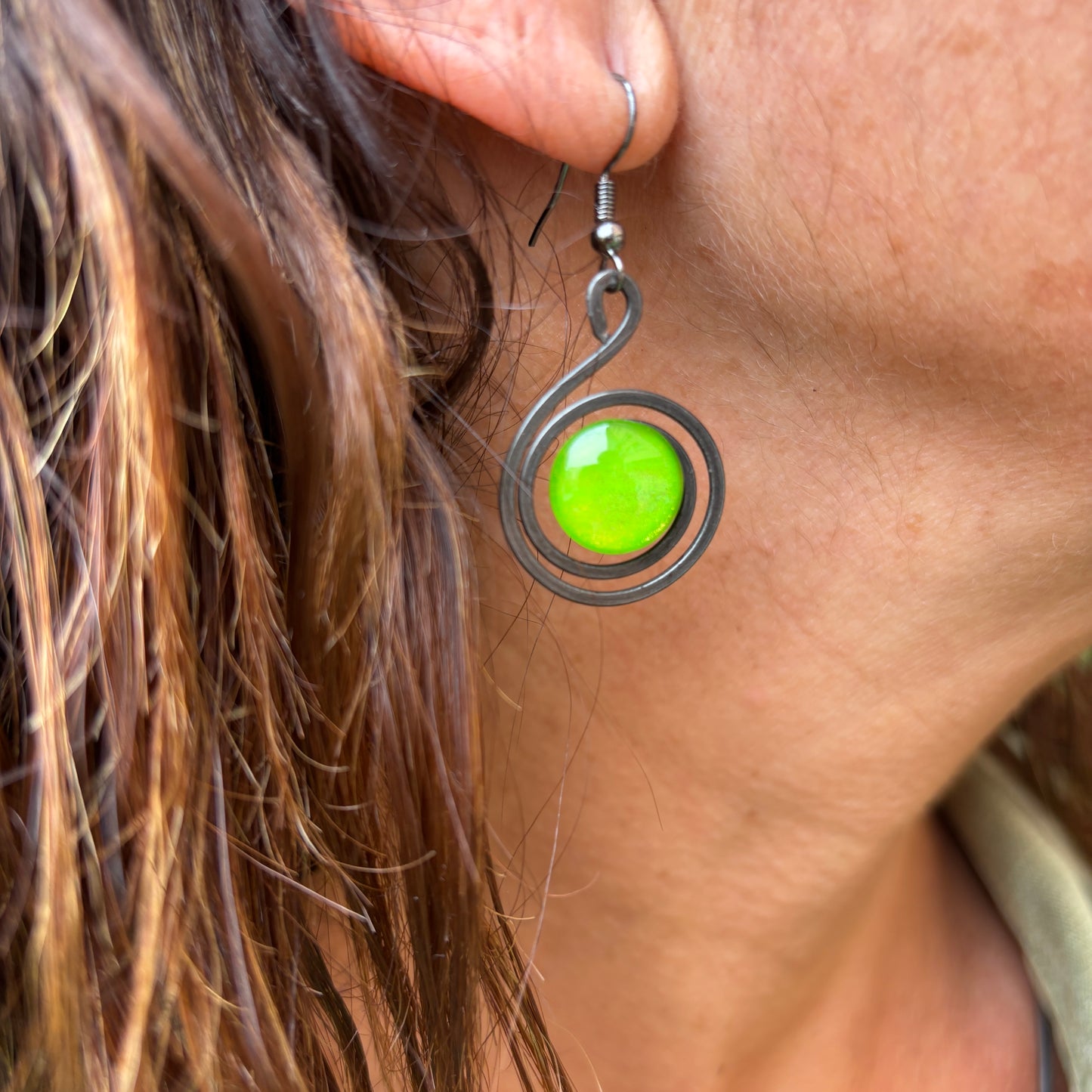 Pendientes "Caracol Lima" – Vidrio fundido y hierro forjado.