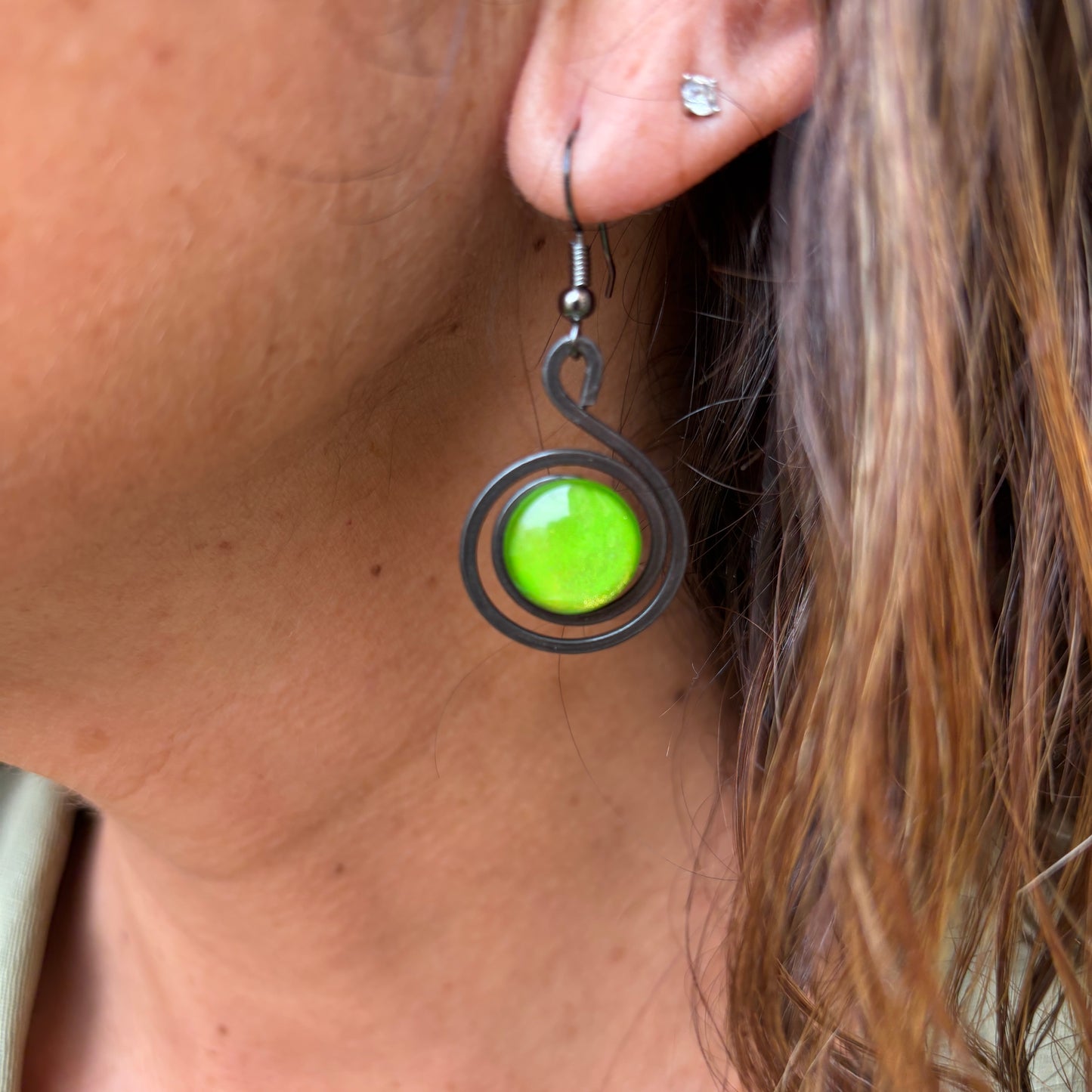 Pendientes "Caracol Lima" – Vidrio fundido y hierro forjado.