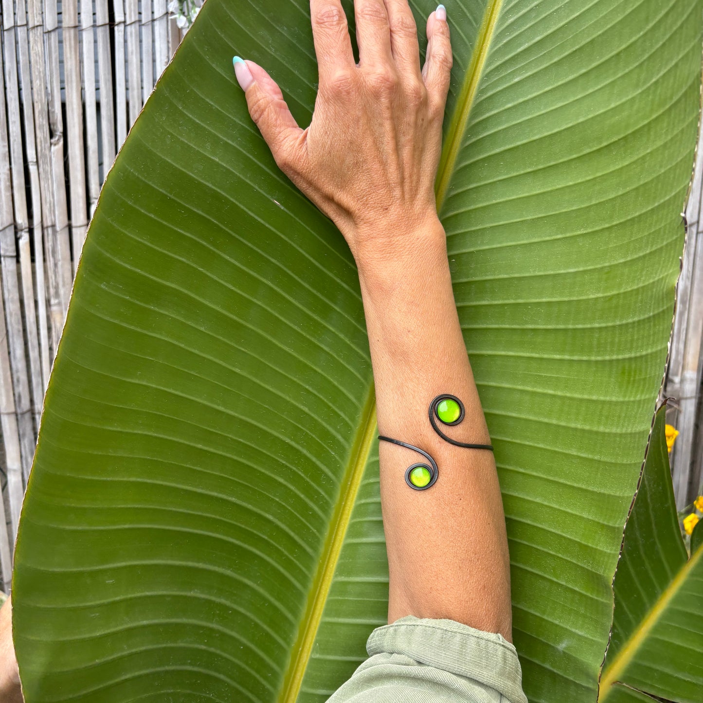 Brazalete "Doble Sol Lima" – Vidrio fundido y hierro forjado.