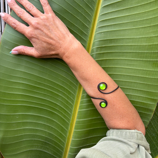 Brazalete "Doble Sol Lima" – Vidrio fundido y hierro forjado.