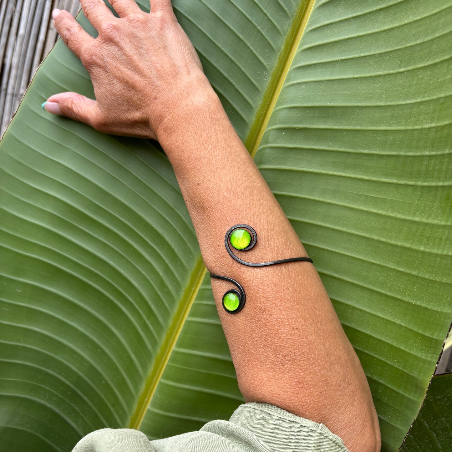 Brazalete "Doble Sol Lima" – Vidrio fundido y hierro forjado.