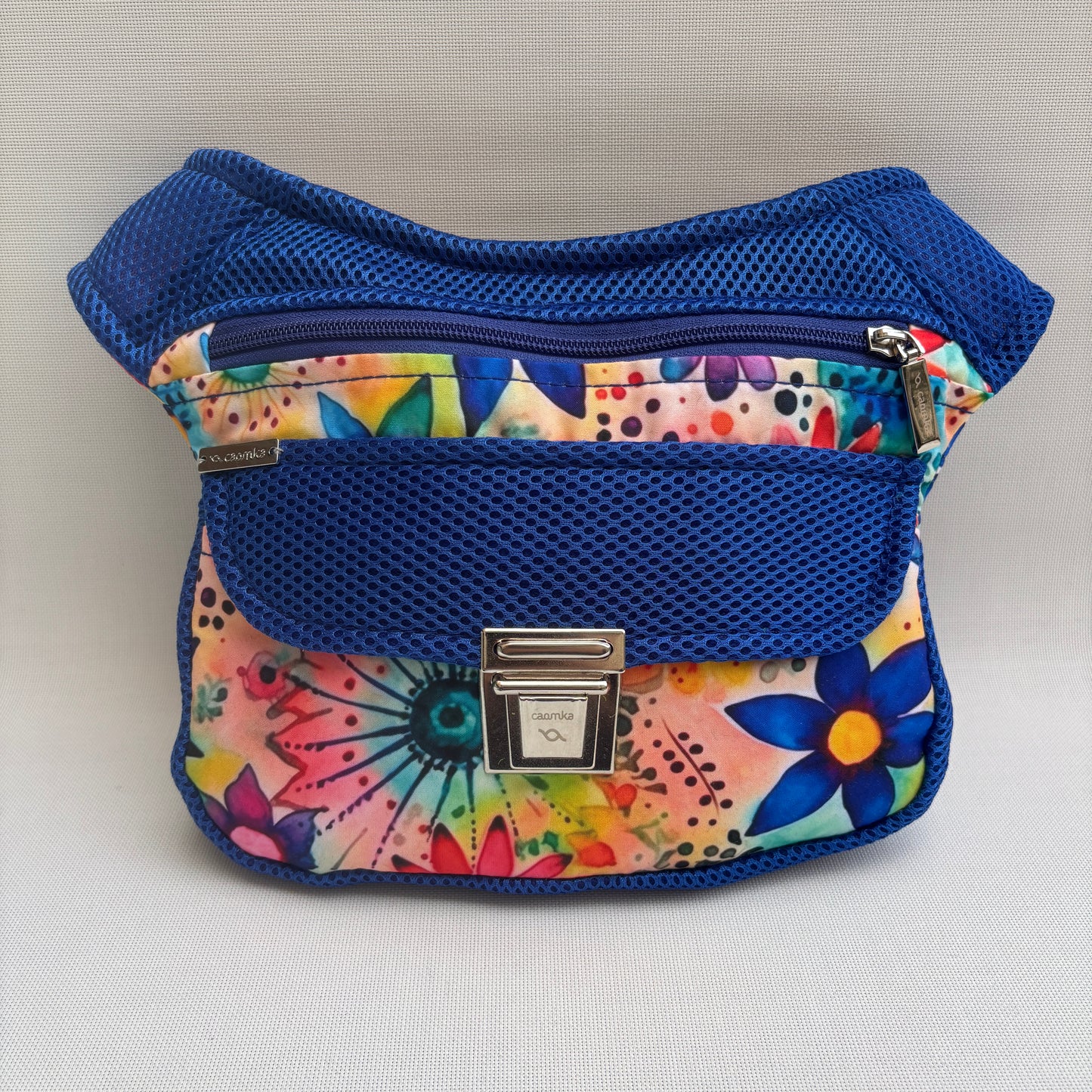 Riñonera "Soft 3D Blue Flowers" · Pieza Única Núm. 18074