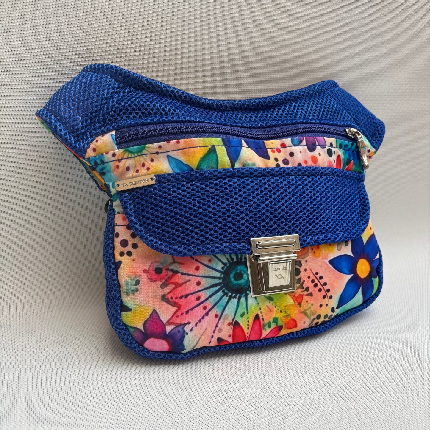 Riñonera "Soft 3D Blue Flowers" · Pieza Única Núm. 18074
