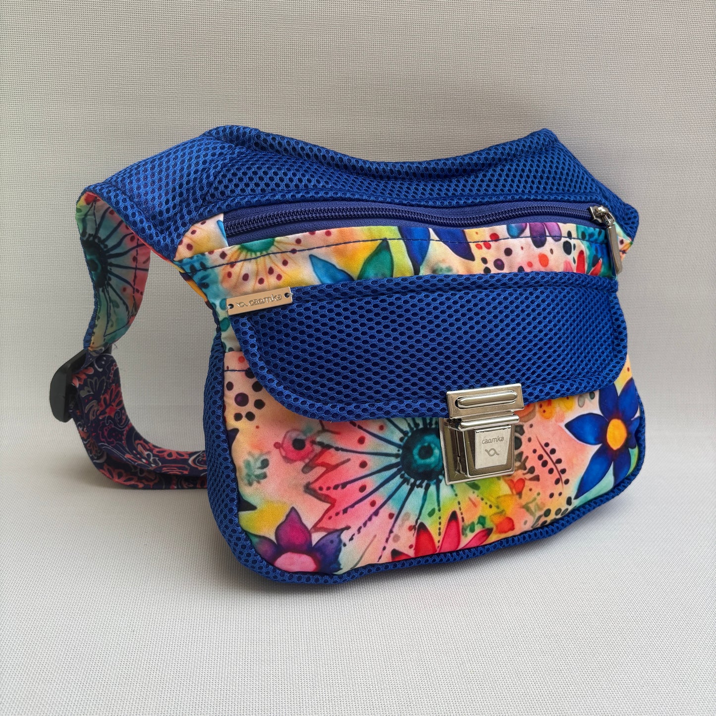 Riñonera "Soft 3D Blue Flowers" · Pieza Única Núm. 18074
