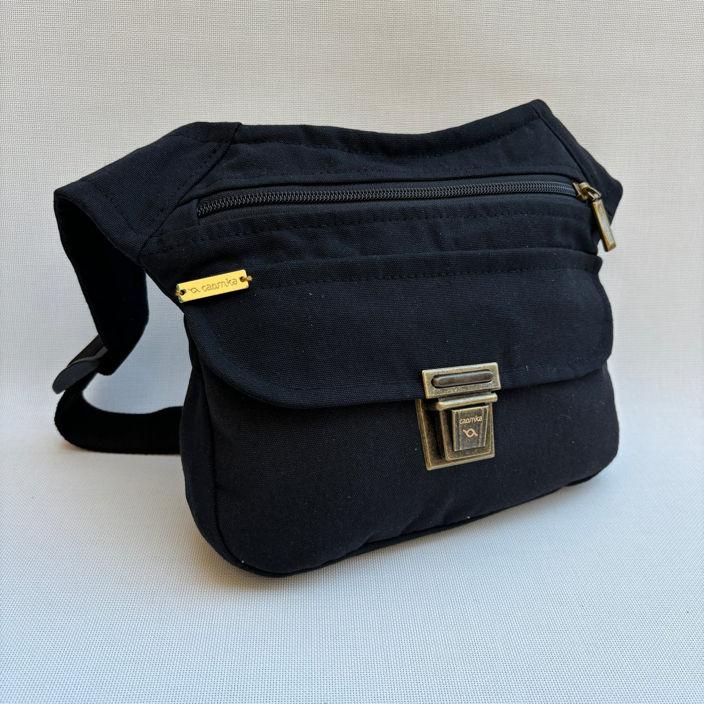 Classic Black + Bolsillo trasero · Pieza Exclusiva Núm. 16137