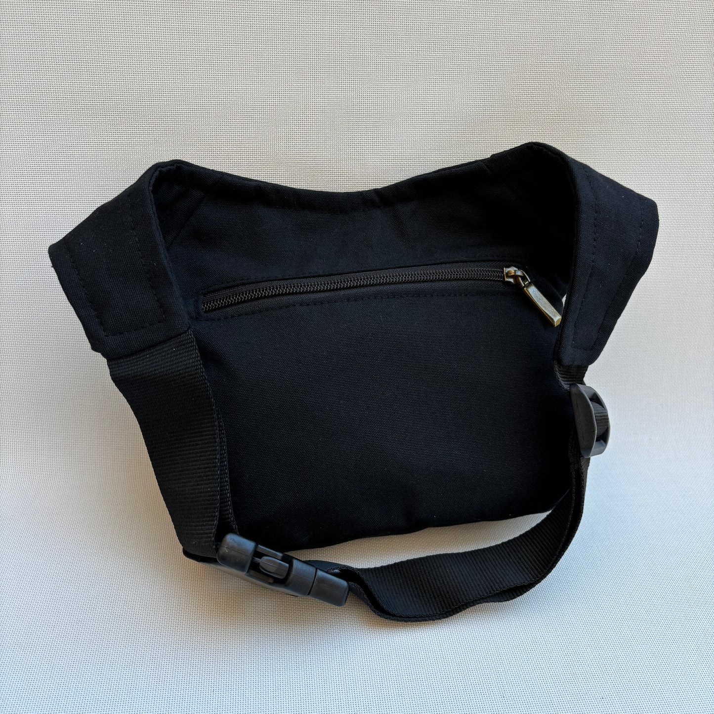 Classic Black + Bolsillo trasero · Pieza Exclusiva Núm. 16137