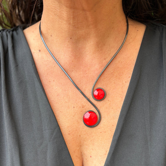 🎁 Collar "Doble Sol Rojo" – Vidrio fundido y hierro forjado. (100% off)