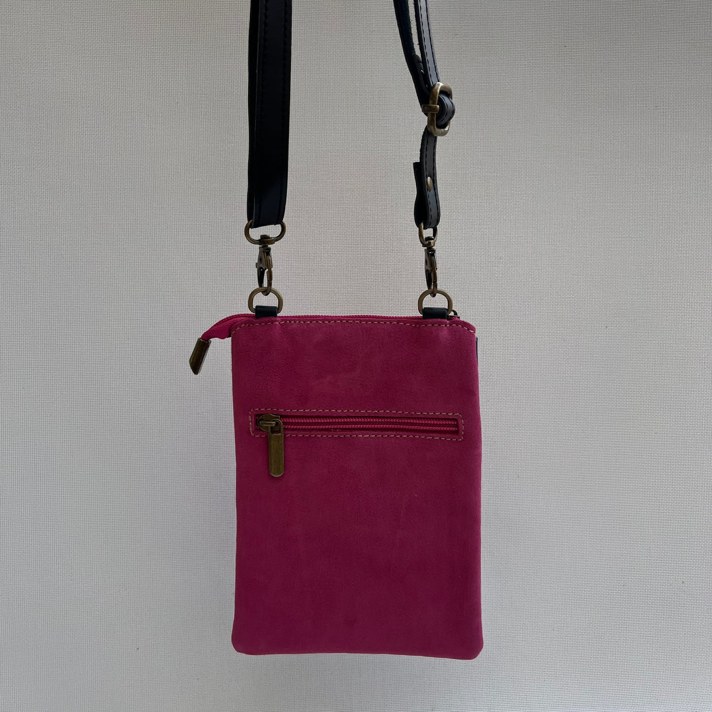 (-50%) Porta Móvil · Diseño Top · Piel natural · Fucsia