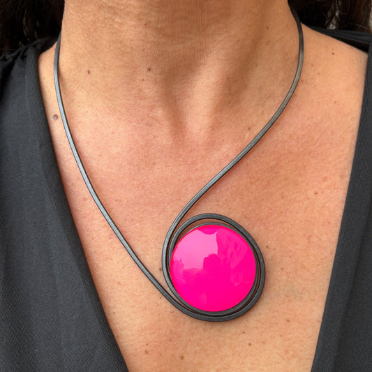 🎁 Collar "Sol Fucsia" – Vidrio fundido y hierro forjado. (100% off)