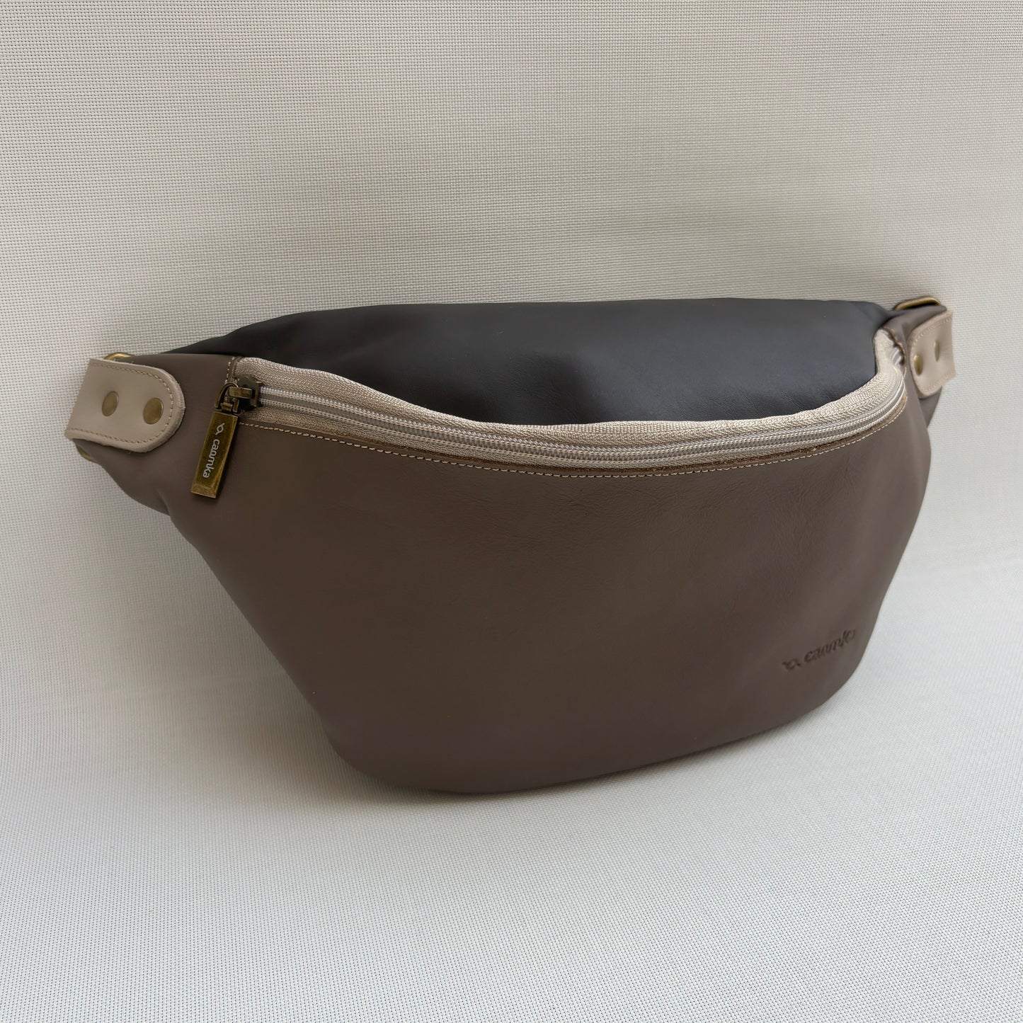 Riñonera "Retro Chic Watermelon Taupe" · Piel / Cuero · Pieza Exclusiva Núm. 18089