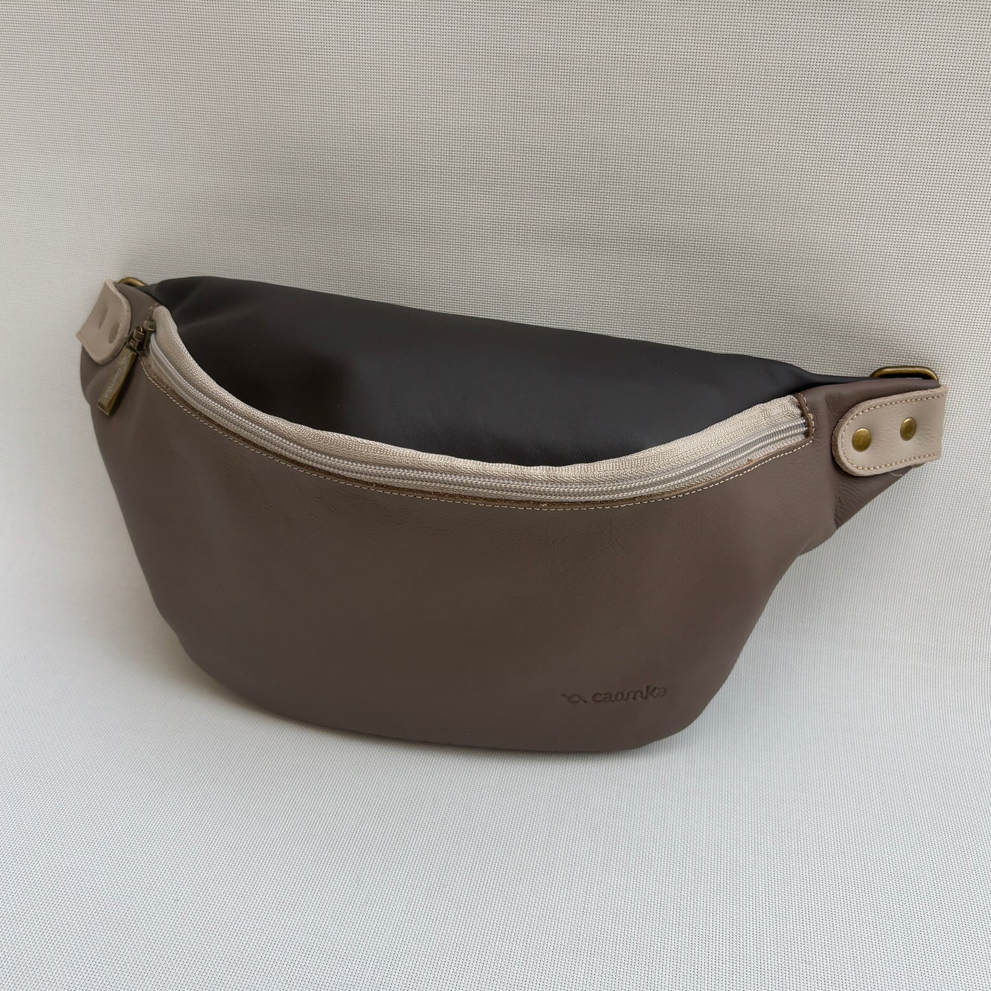 Riñonera "Retro Chic Watermelon Taupe" · Piel / Cuero · Pieza Exclusiva Núm. 18089