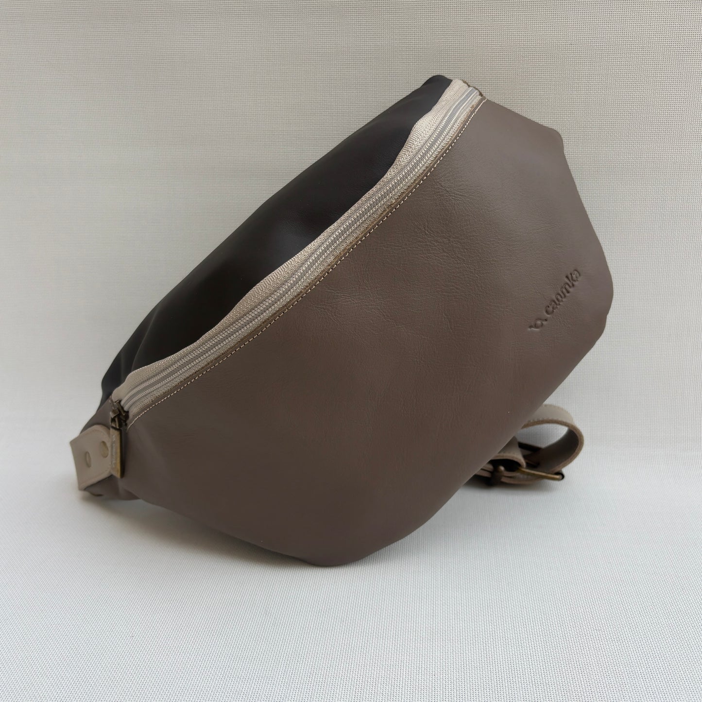 Riñonera "Retro Chic Watermelon Taupe" · Piel / Cuero · Pieza Exclusiva Núm. 18089