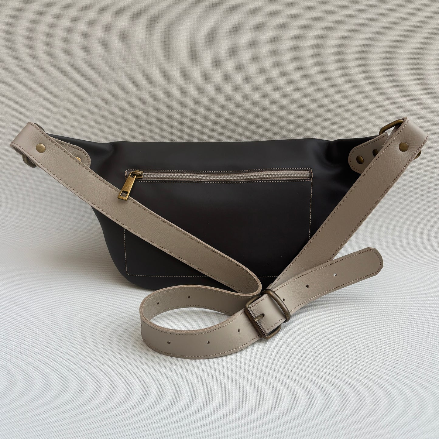 Riñonera "Retro Chic Watermelon Taupe" · Piel / Cuero · Pieza Exclusiva Núm. 18089