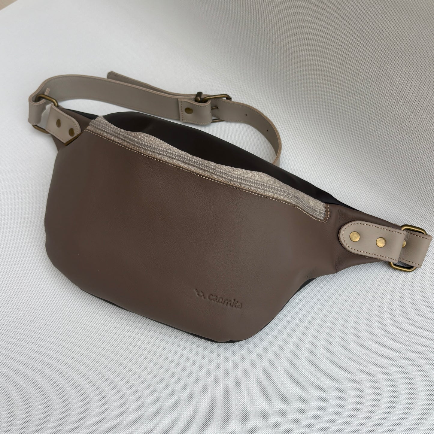 Riñonera "Retro Chic Watermelon Taupe" · Piel / Cuero · Pieza Exclusiva Núm. 18089