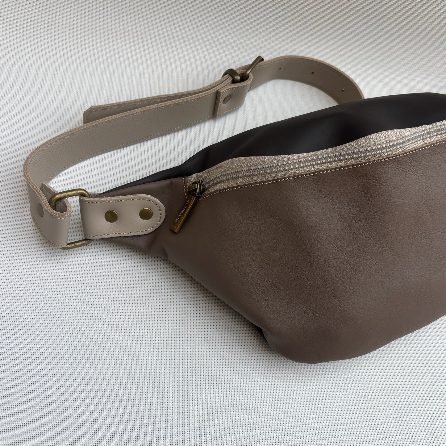 Riñonera "Retro Chic Watermelon Taupe" · Piel / Cuero · Pieza Exclusiva Núm. 18089