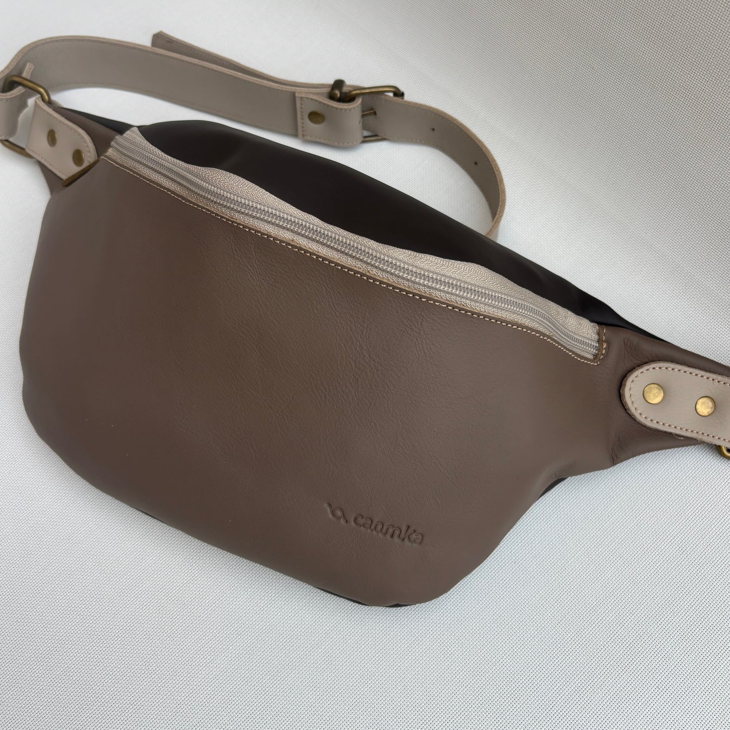 Riñonera "Retro Chic Watermelon Taupe" · Piel / Cuero · Pieza Exclusiva Núm. 18089