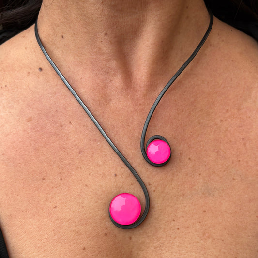 🎁 Collar "Doble Sol Fucsia" – Vidrio fundido y hierro forjado. (100% off)