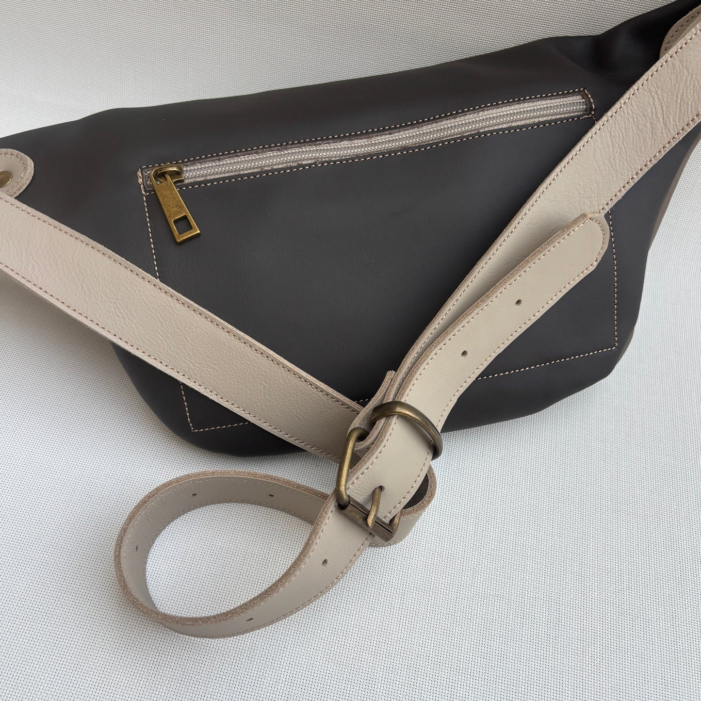 Riñonera "Retro Chic Watermelon Taupe" · Piel / Cuero · Pieza Exclusiva Núm. 18089