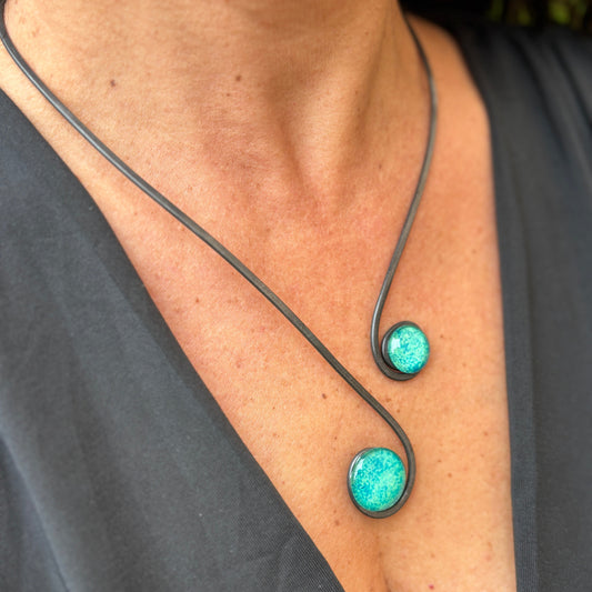 🎁 Collar "Doble Sol Esmeralda" – Vidrio fundido y hierro forjado (100% off)
