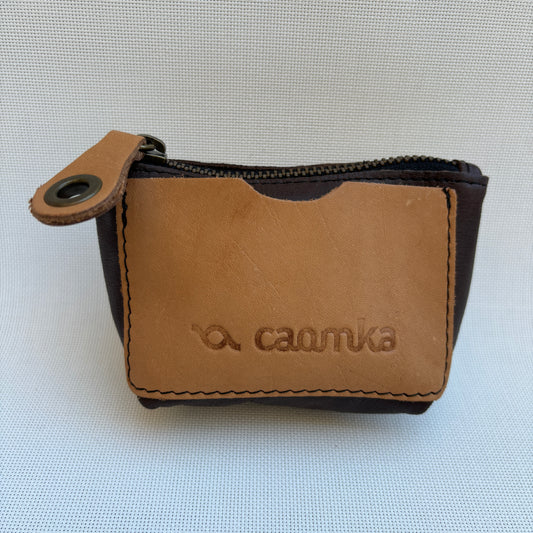 Monedero Wink CAOMKA · Piel natural · Pieza Exclusiva Núm. 15634