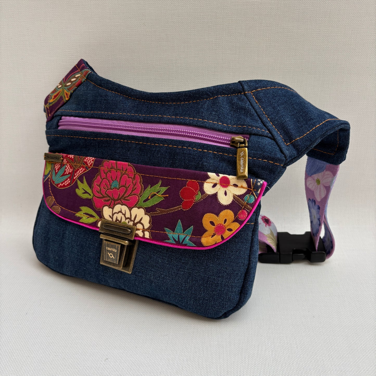 Riñonera "Japanese Flowers Top" ♻️ Jeans Recycled ♻️ · Pieza Única Núm. 18131