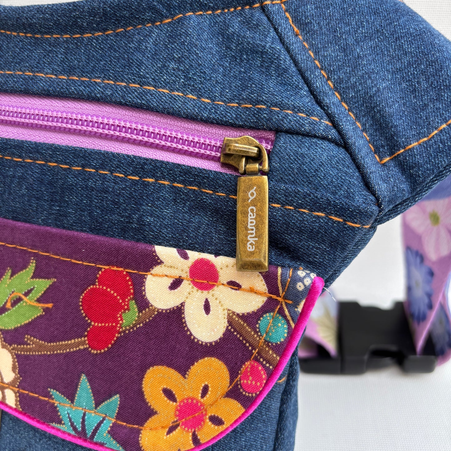 Riñonera "Japanese Flowers Top" ♻️ Jeans Recycled ♻️ · Pieza Única Núm. 18131