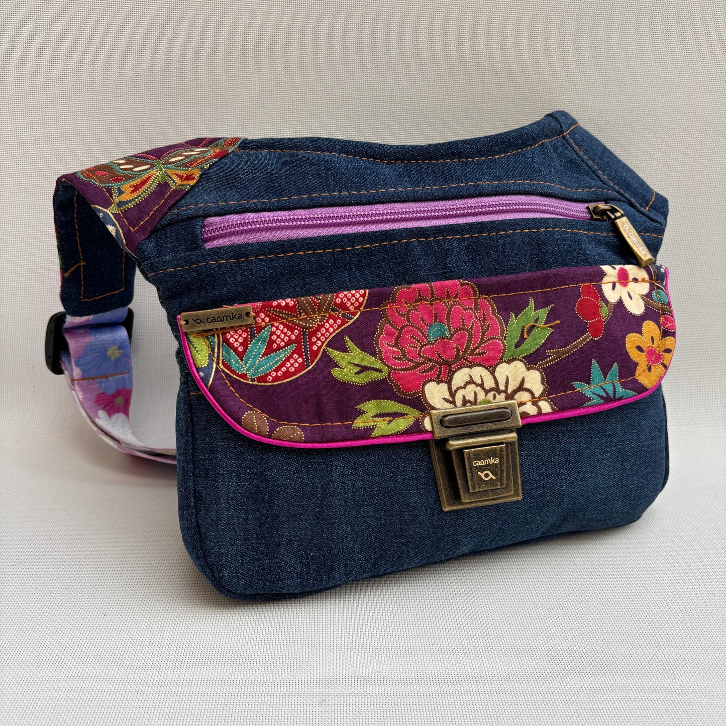 Riñonera "Japanese Flowers Top" ♻️ Jeans Recycled ♻️ · Pieza Única Núm. 18131