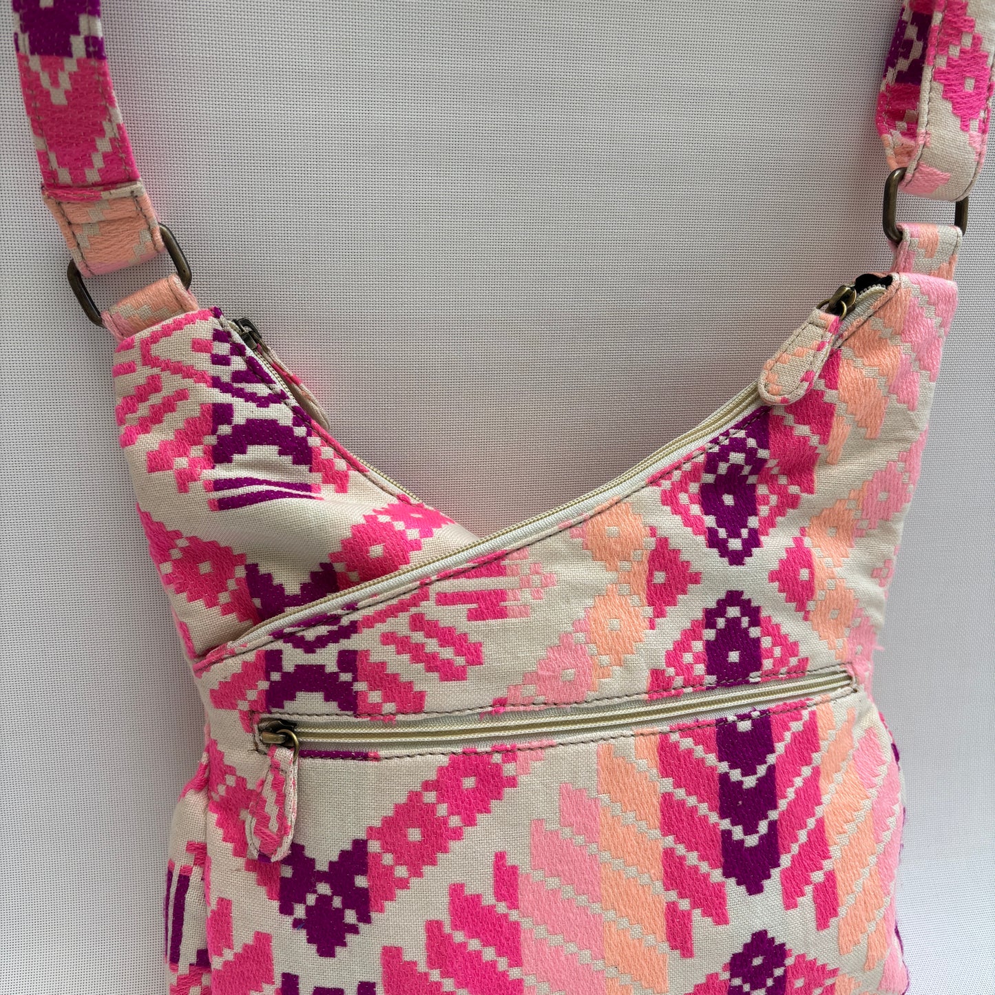 Bolso Bandolera Súper Caomka "Pink Tribal Glow" · Pieza Única Núm. 18808