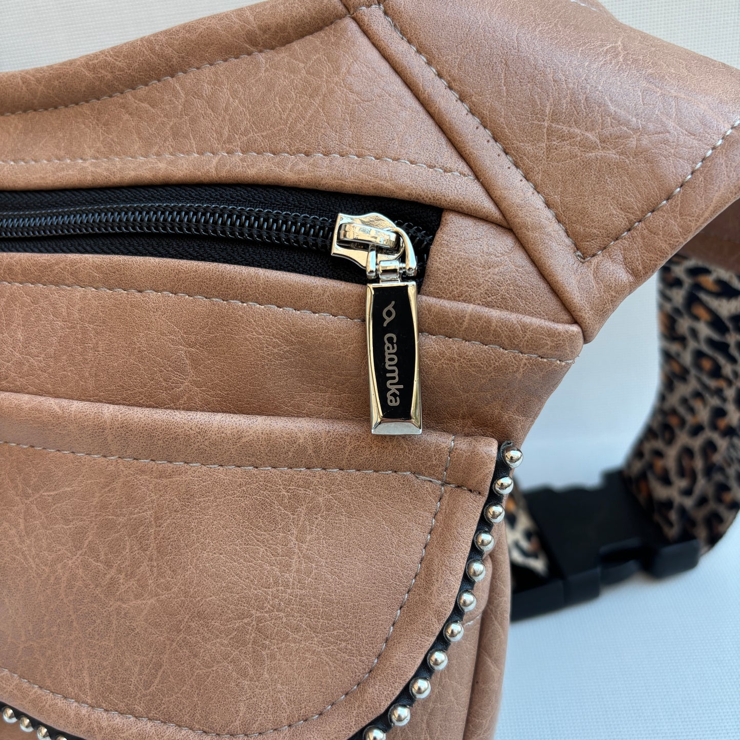Riñonera Camel Luxury Top + Bolsillo trasero · Polipiel · Pieza Exclusiva Núm. 16630