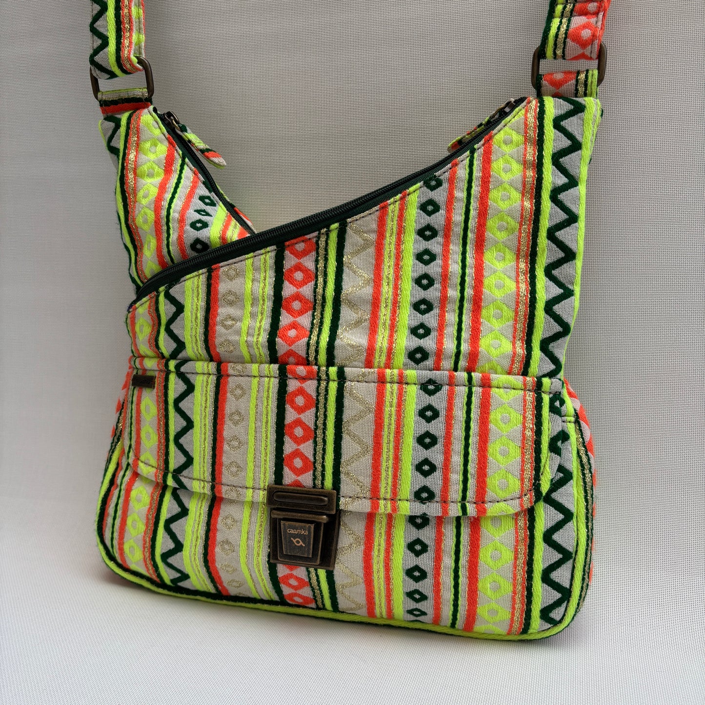 Bolso Bandolera Súper Caomka "Neon Jungle Spirit" · Pieza Única Núm. 18811